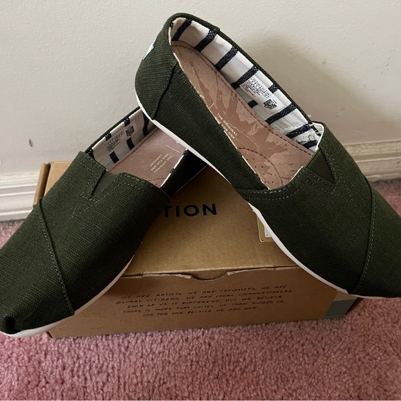 TOMS Hunter Green Women Loafers NWT - Picture 2 of 3